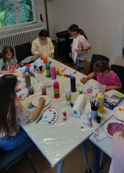 Kids painting, press to go back